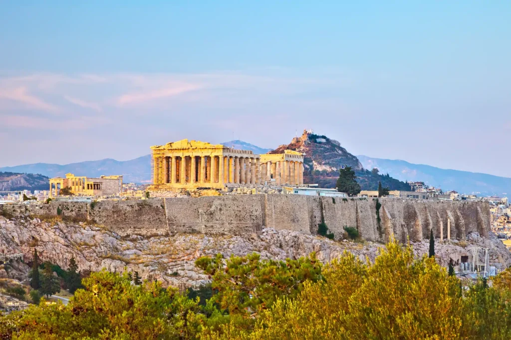 La Acrópolis y el Partenón de Atenas al atardecer