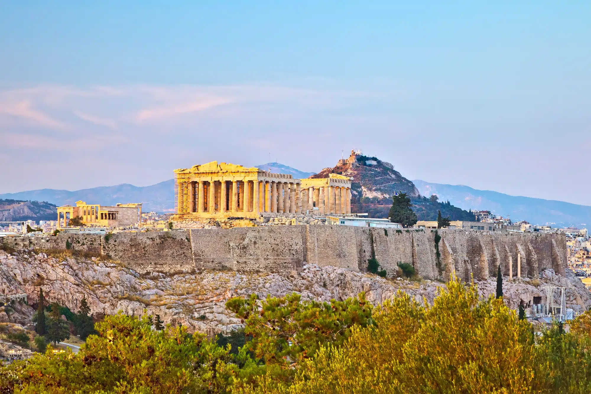 La Acrópolis y el Partenón de Atenas al atardecer
