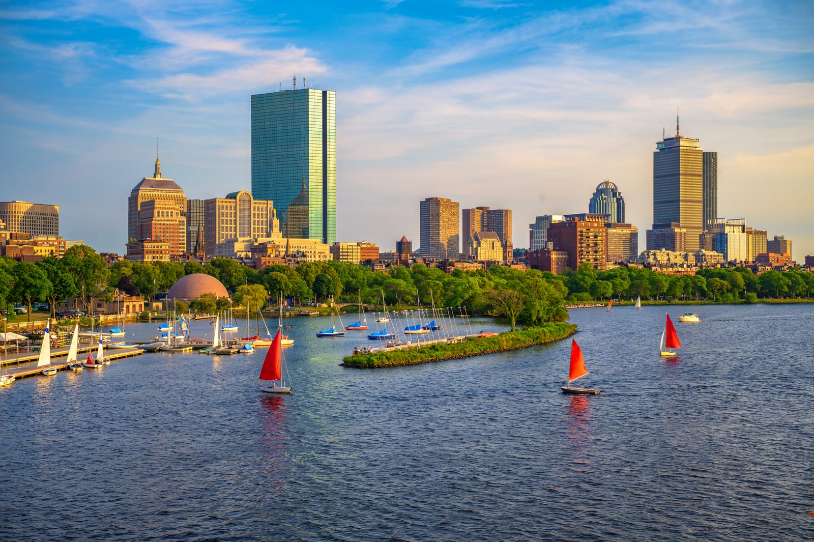 Dónde alojarse en Boston: el horizonte de la ciudad al otro lado del río Charles