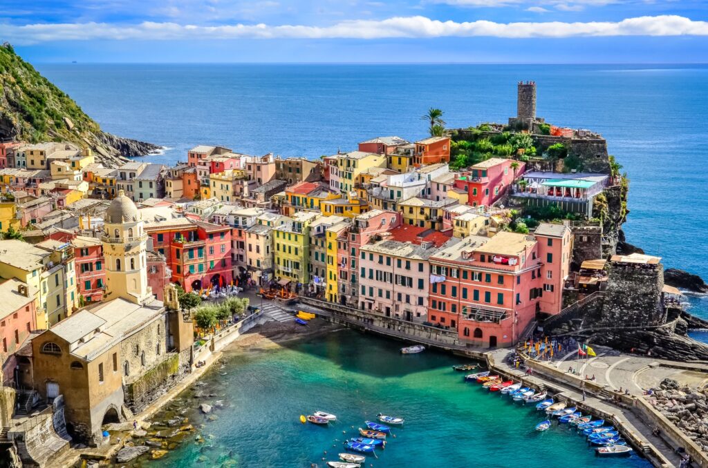 Vista de los pueblos coloridos de Cinque Terre junto al mar