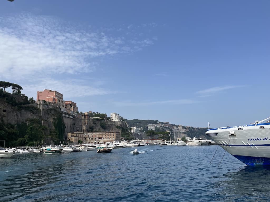 Puerto de Sorrento en la Costa Amalfitana