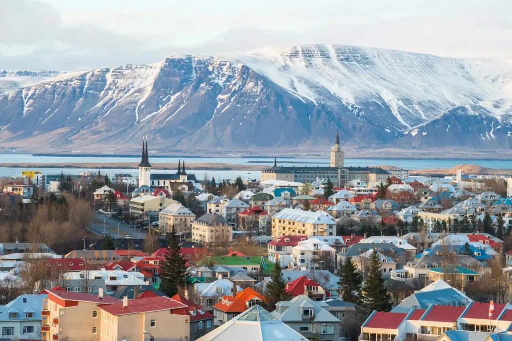Casas de colores y la iglesia Hallgrimskirkja en Reikiavik