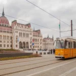 Cómo ir del aeropuerto de Budapest al centro: guía de autobús, tren y taxi 🚌