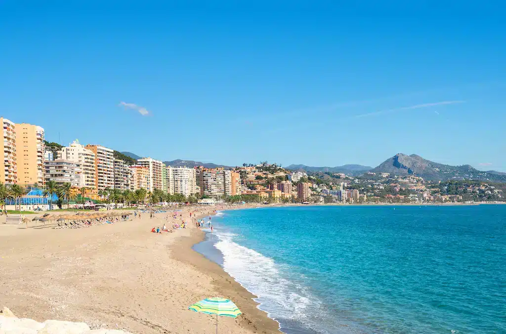 Del aeropuerto de Málaga al centro y la Costa del Sol 8 Playa de La Malagueta en Málaga