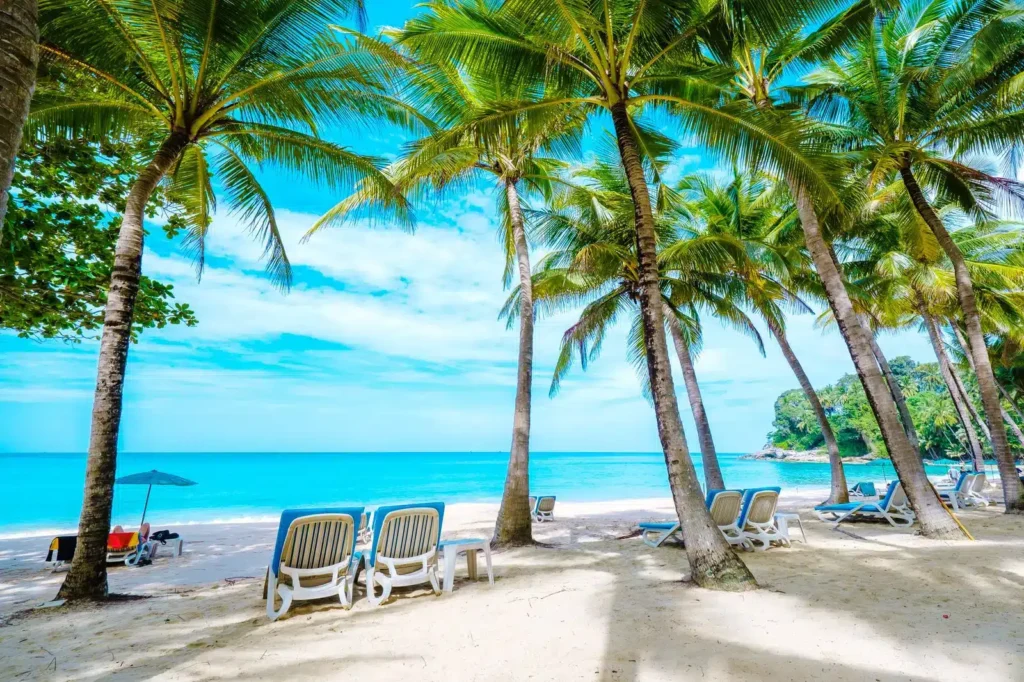 Dónde alojarse en Phuket: vista de la playa y la costa de la isla