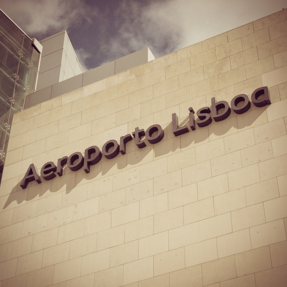 Cartel ante la entrada principal del aeropuerto de Lisboa