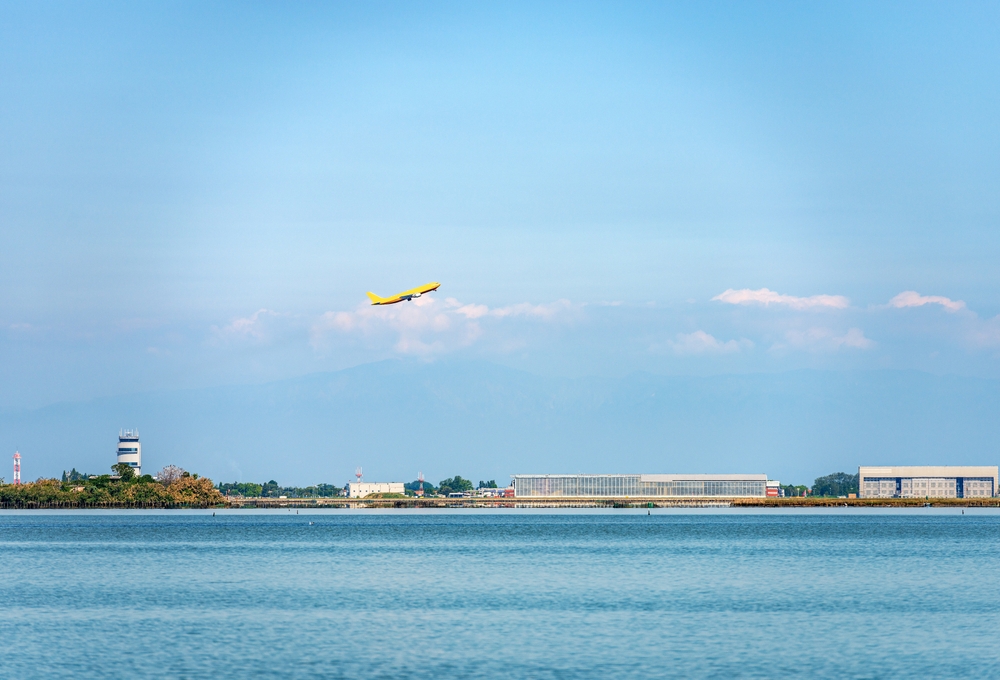 Avión despegando del aeropuerto Marco Polo junto a la laguna de Venecia