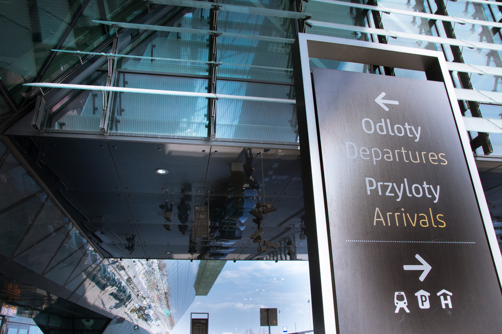 Carteles de salidas y llegadas en el aeropuerto de Cracovia (Kraków Airport)