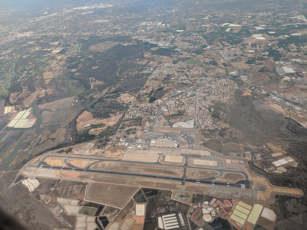 El aeropuerto de Faro, en el Algarve, visto desde un avión
