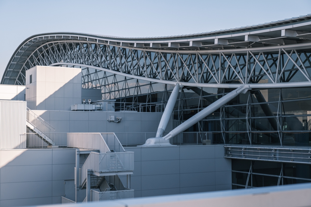 El edificio de la terminal del aeropuerto internacional de Kansai visto desde fuera