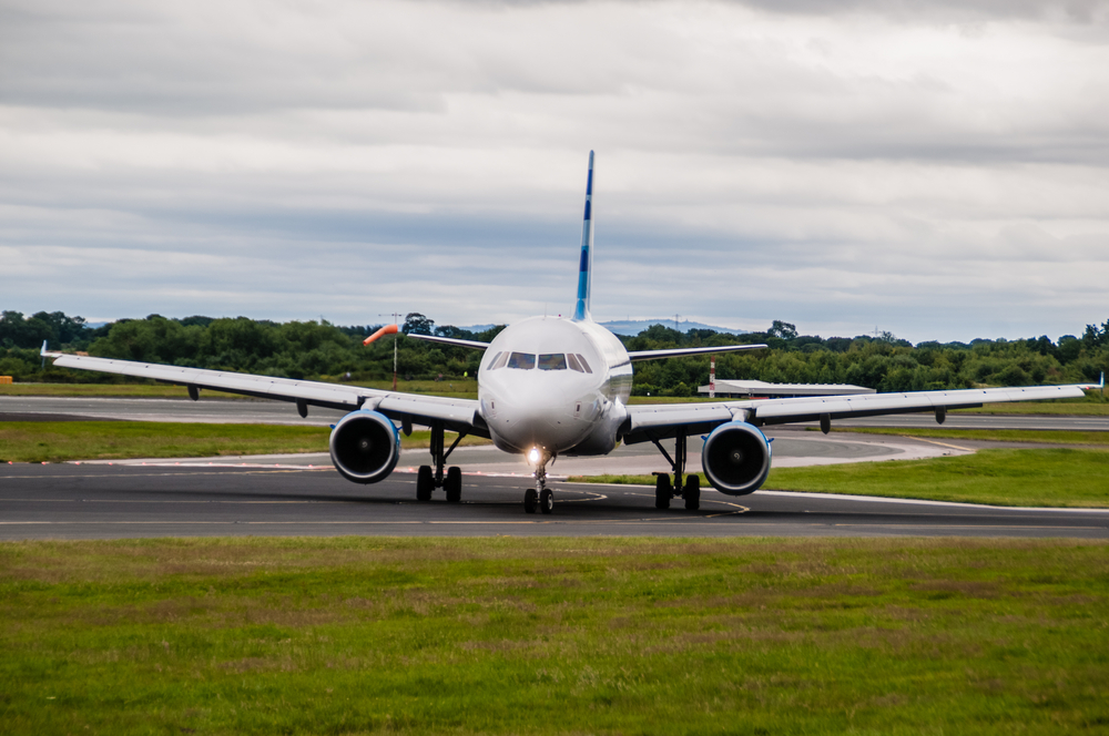 Un avión aterrizando en el aeropuerto de Mánchester