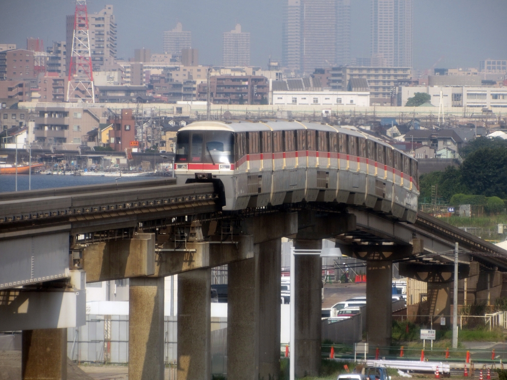 El Tokyo Monorail en camino entre el aeropuerto de Haneda y el centro de Tokio