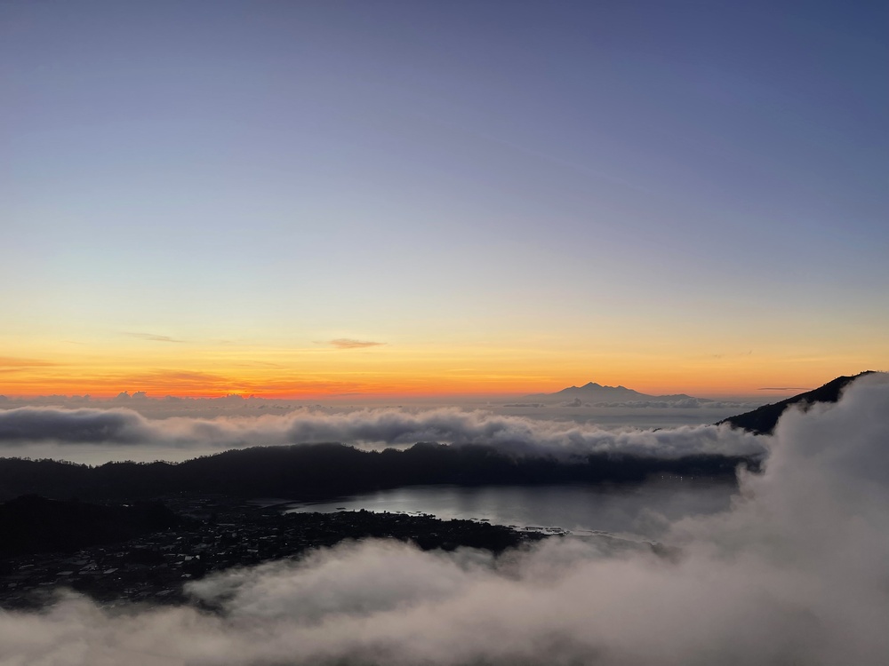 Amanecer desde el monte Batur con el lago Batur y el monte Agung