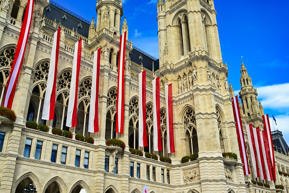 Qué ver en Viena: las 20 mejores cosas que hacer 36 Ayuntamiento de Viena con banderas austriacas