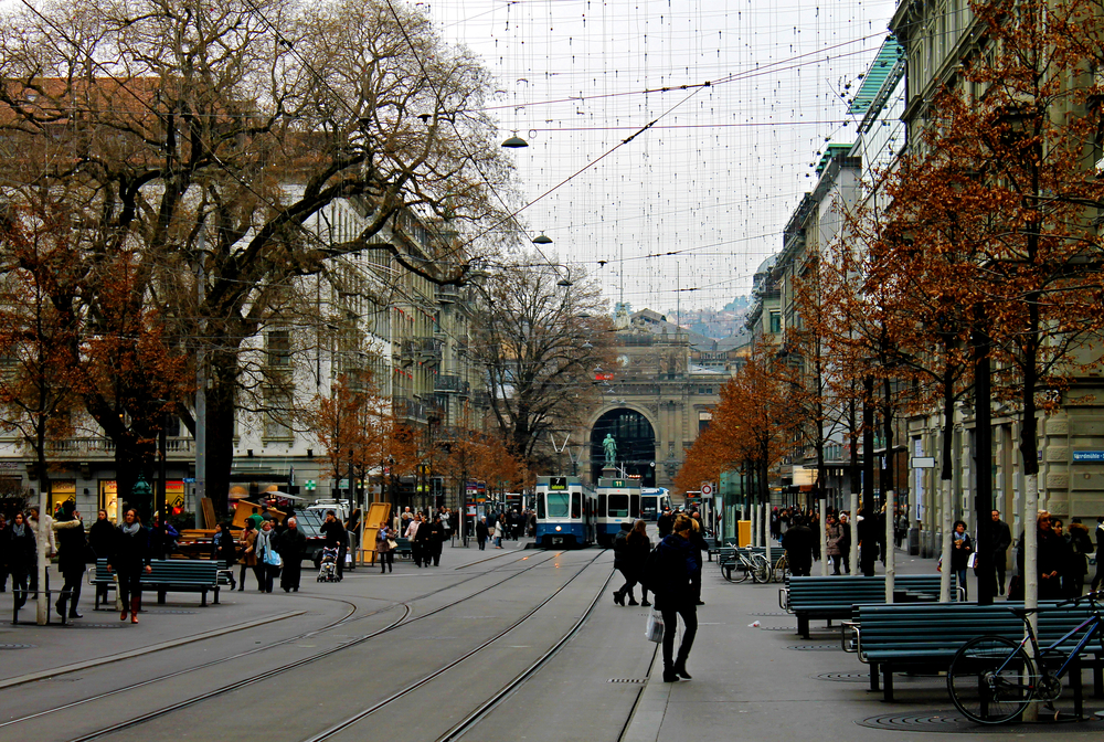 ¿Dónde alojarse en Zúrich? Las 6 mejores zonas y buenos hoteles 9 Bahnhofstrasse en Zúrich, con vías de tranvía y peatones y la estación central al final de la calle