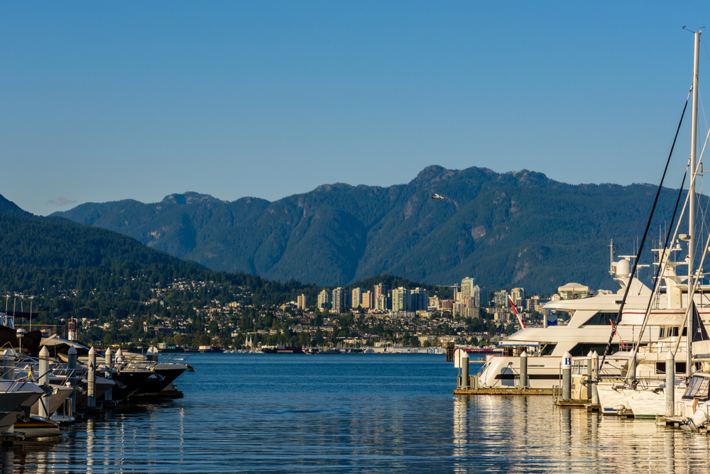 ¿Dónde alojarse en Vancouver? Las 6 mejores zonas y buenos hoteles 10 Barcos en la marina de Coal Harbour, en Vancouver, en un día soleado de verano