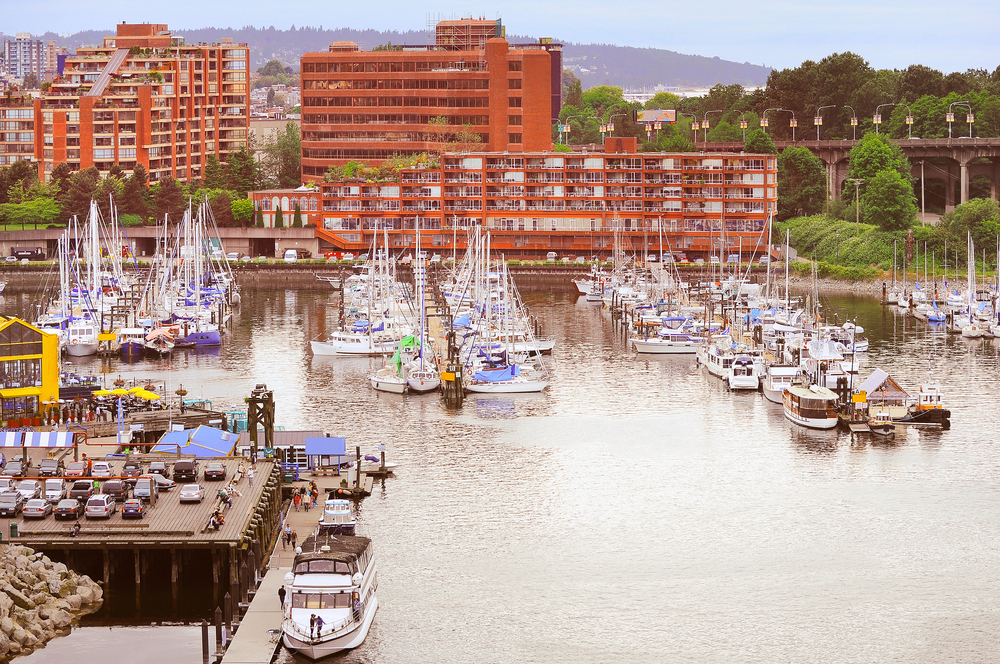 ¿Dónde alojarse en Vancouver? Las 6 mejores zonas y buenos hoteles 13 Barcos junto al Granville Island Public Market, en Vancouver, al anochecer