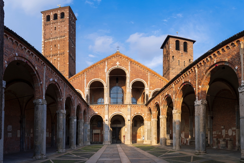 Qué ver en Milán: 20 lugares, museos y excursiones 28 Patio porticado de la basílica de Sant Ambrogio en Milán