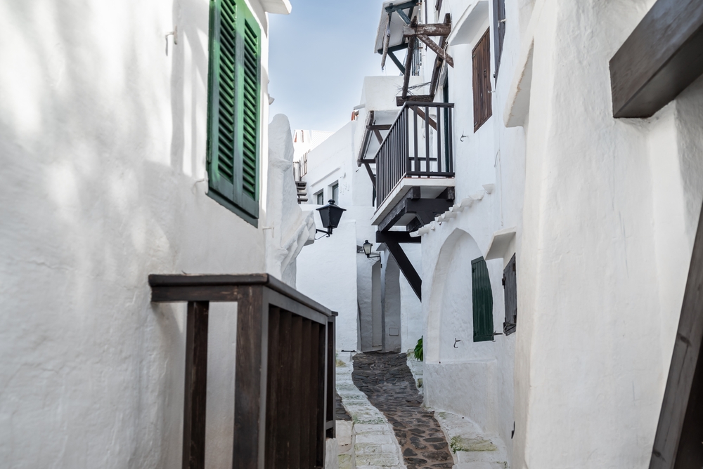 El pueblo blanco de Binibeca Vell en Menorca