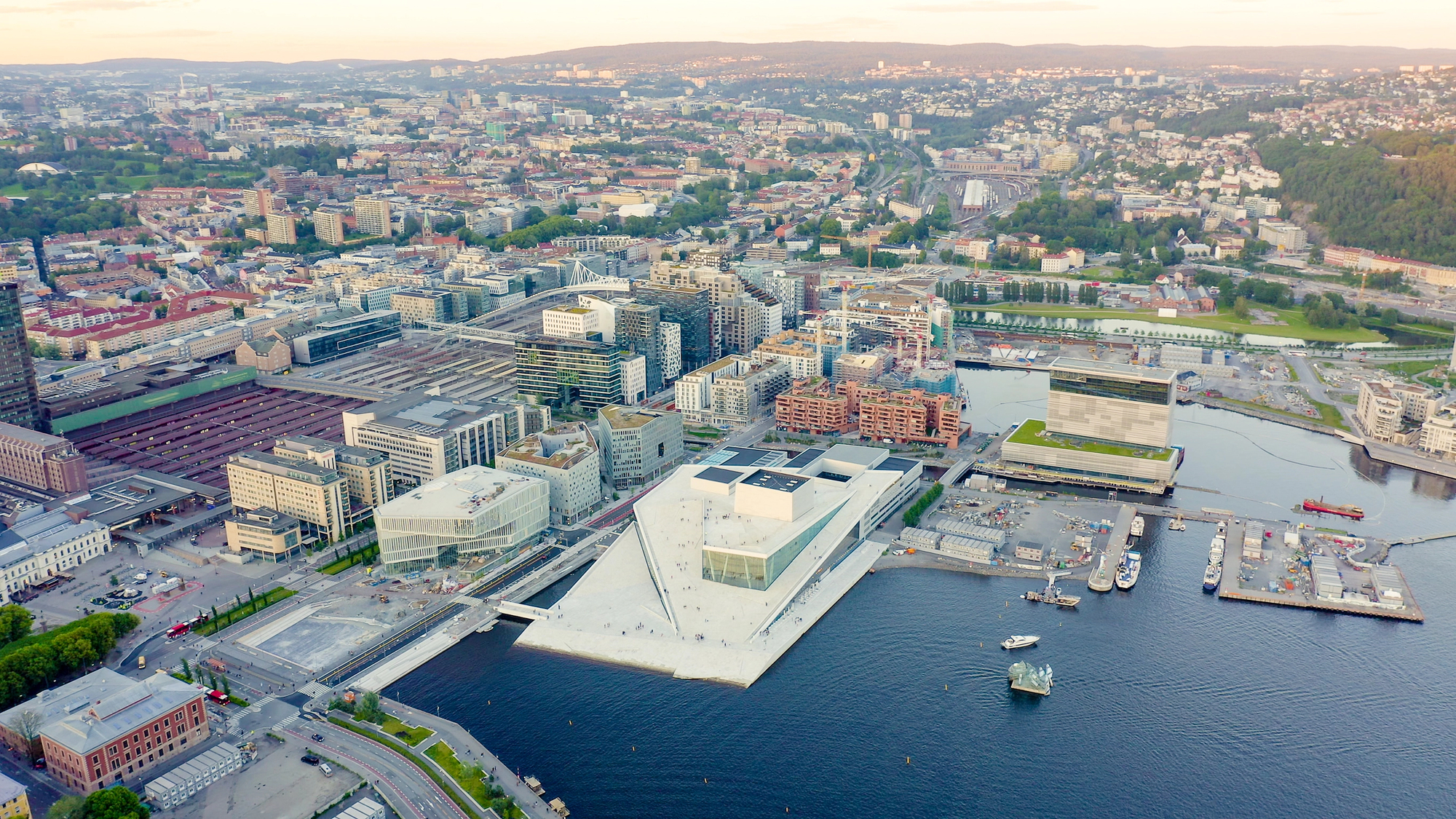 Del aeropuerto de Oslo al centro - guía de transporte 16 Bjørvika, junto al puerto de Oslo