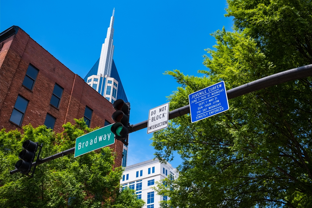 ¿Dónde alojarse en Nashville? Las 5 mejores zonas y buenos hoteles 7 Broadway en Downtown Nashville con edificios antiguos y modernos