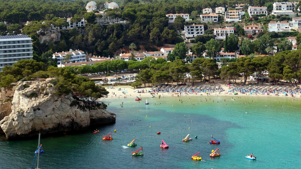 Bahía y playa de Cala Galdana en Menorca