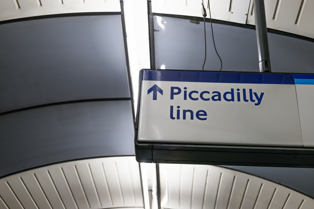 De Heathrow a Londres - trenes, autobuses y taxis 8 Cartel de la Piccadilly line en una estación del metro de Londres