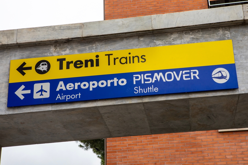 Carteles en Pisa Centrale que indican los trenes, el aeropuerto y el tren de enlace