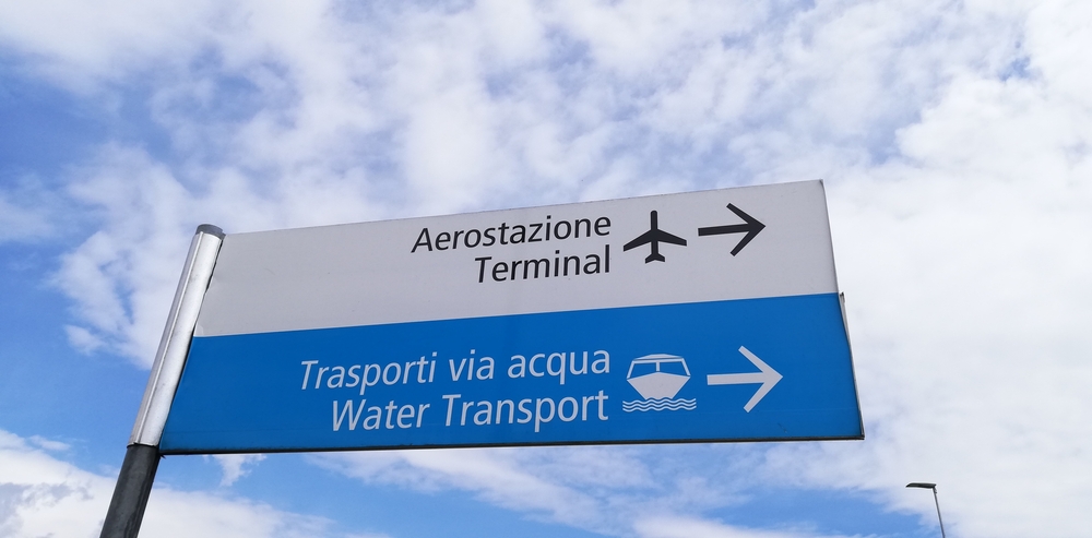 Carteles de transporte acuático en el aeropuerto Marco Polo de Venecia