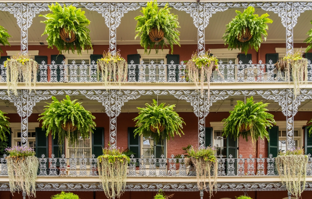 ¿Dónde alojarse en Nueva Orleans? Las 5 mejores zonas y buenos hoteles 8 Casa con balcones de hierro forjado y cestas de flores colgantes en Royal Street, en el Barrio Francés