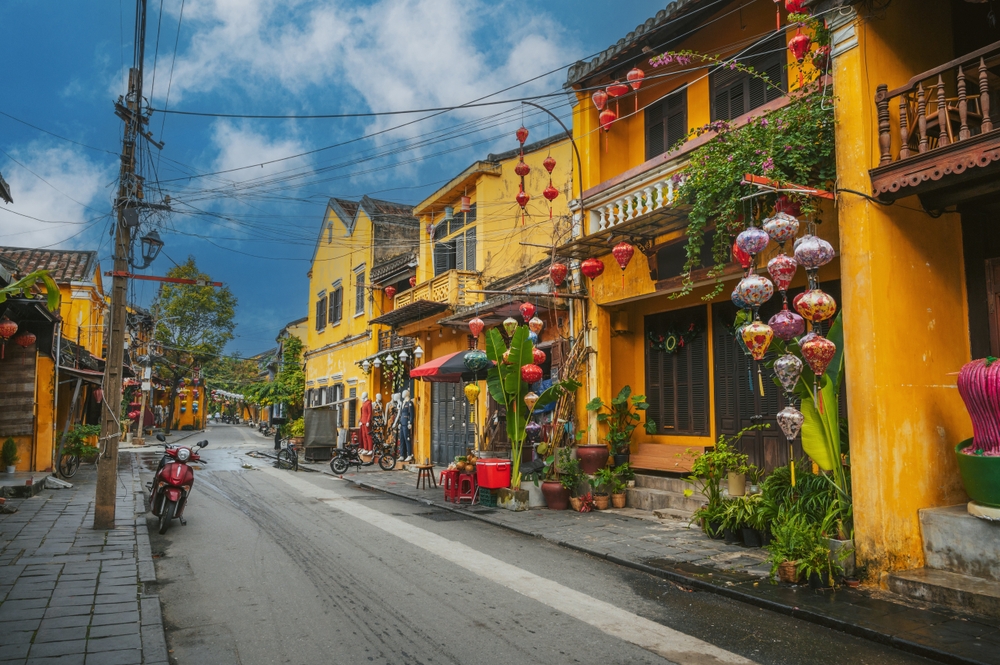 ¿Dónde alojarse en Hoi An? Las 5 mejores zonas y buenos hoteles 8 Casas amarillas y faroles de papel en una calle del casco antiguo de Hoi An