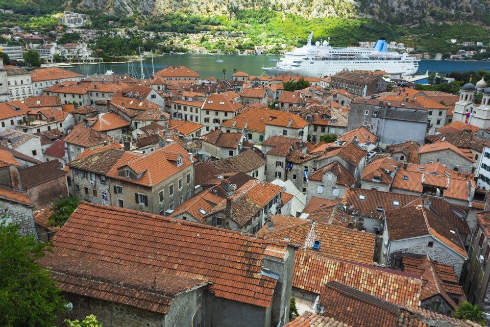 ¿Dónde alojarse en Montenegro? Los 7 mejores lugares y buenos hoteles 10 Vista del casco antiguo de Kotor y la bahía de Kotor