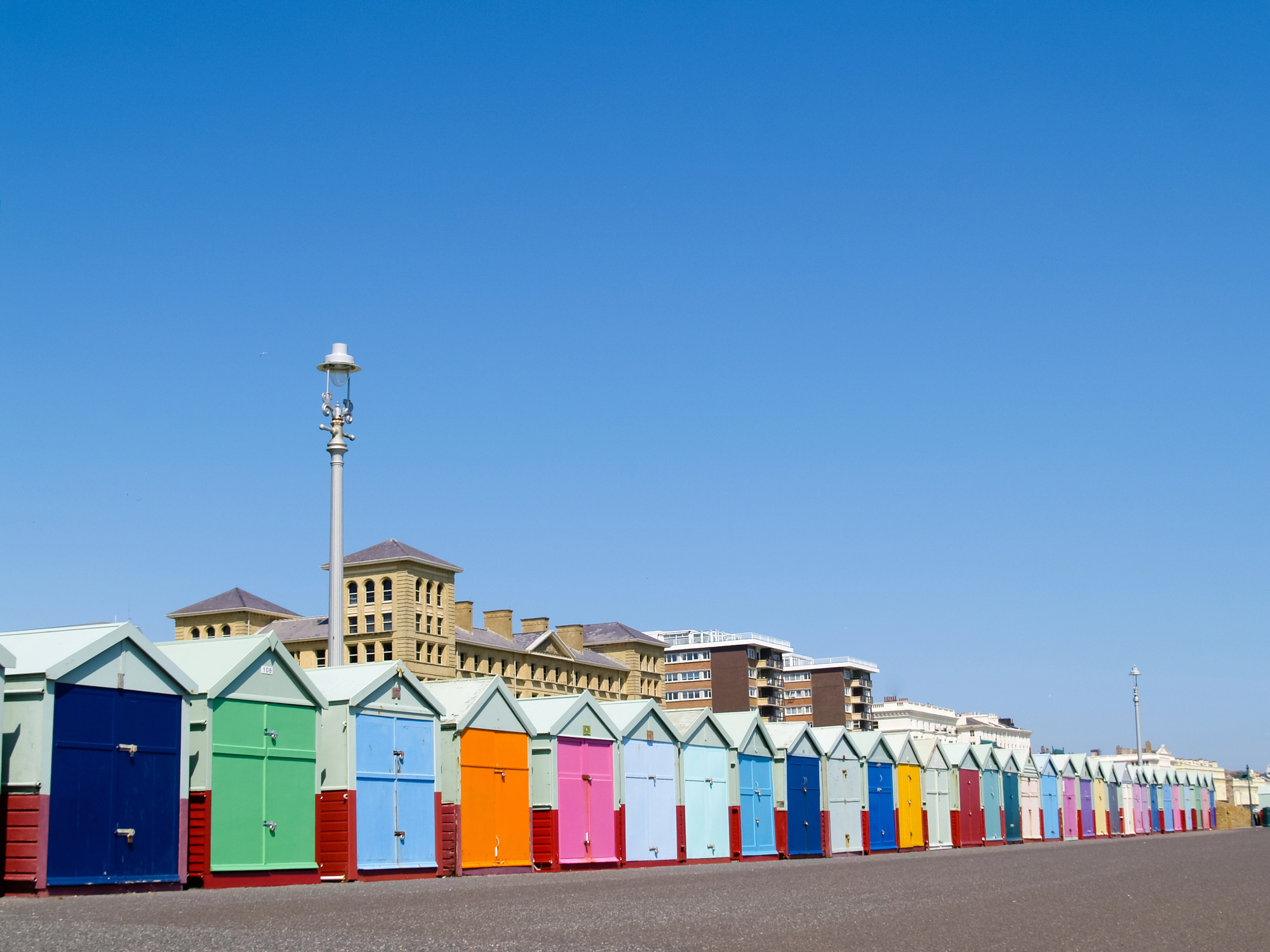 ¿Dónde alojarse en Brighton? Las 5 mejores zonas y buenos hoteles 12 Casetas de playa de colores en el paseo marítimo de Hove