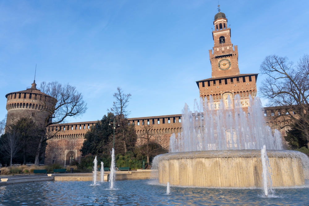Qué ver en Milán: 20 lugares, museos y excursiones 25 Torre del Filarete y fuente frente al Castello Sforzesco de Milán