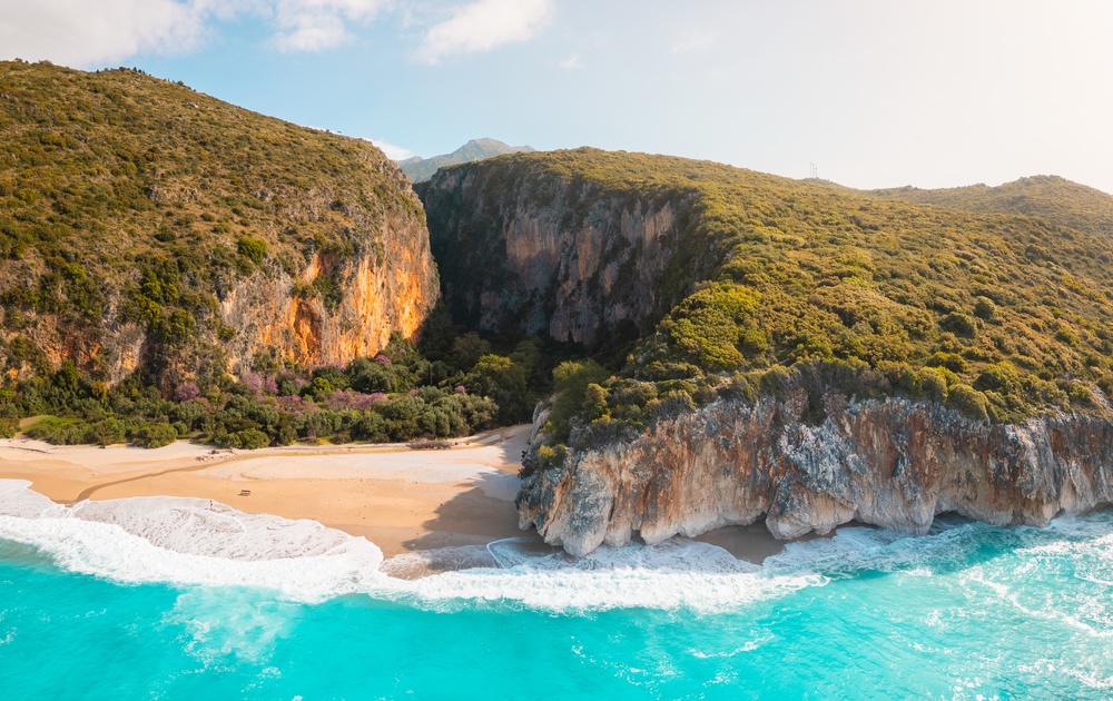 Vista aérea de la playa de Gjipe y el cañón que se abre detrás, en la Riviera albanesa