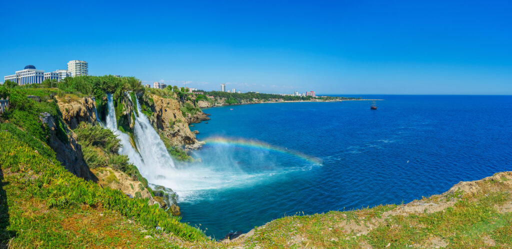 La costa de Antalya con el Mediterráneo y los montes Tauro al fondo