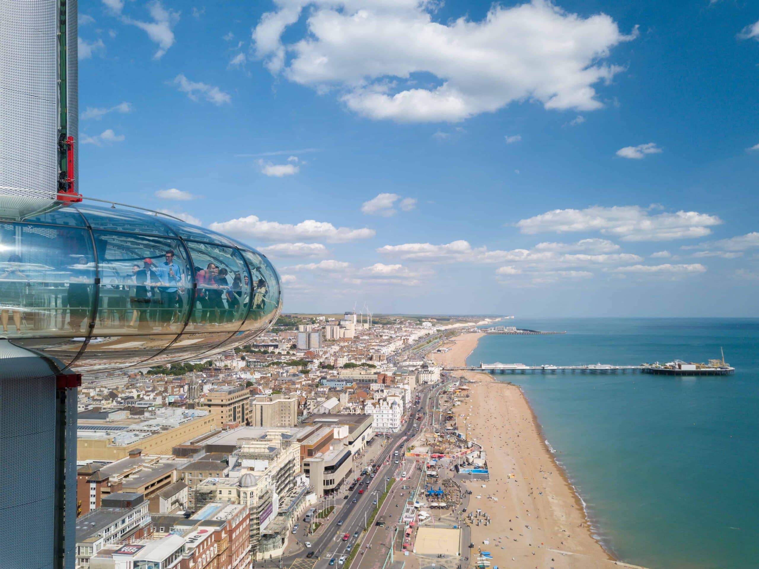 Vista aérea de Brighton con la torre i360 y el paseo marítimo