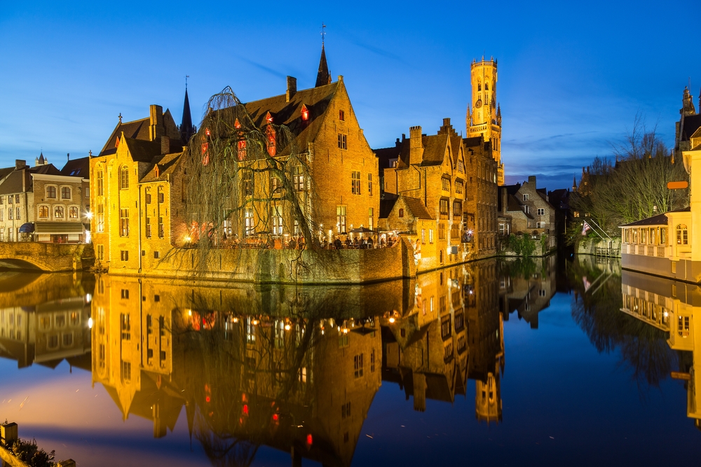 El Rozenhoedkaai y el Campanario de Brujas al anochecer