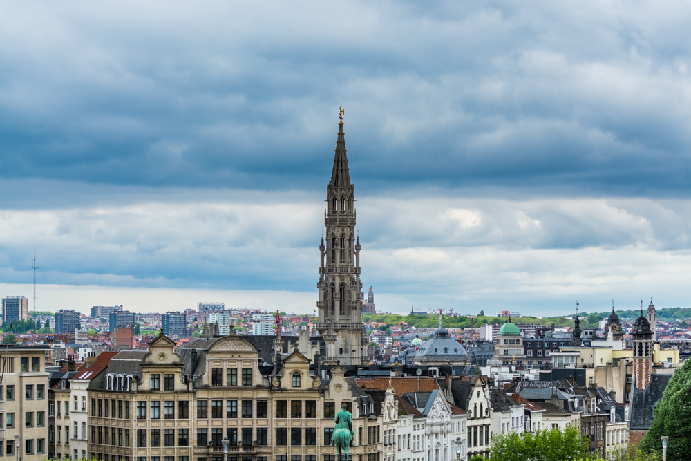 Vista de Bruselas desde Mont des Arts con la torre del ayuntamiento