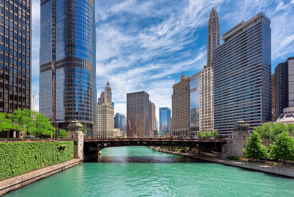 El perfil urbano de Chicago y el río Chicago en un día soleado de verano