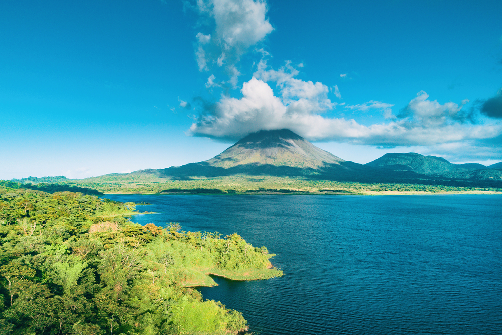 Vista aérea del volcán Arenal y la selva tropical cerca de La Fortuna en Costa Rica