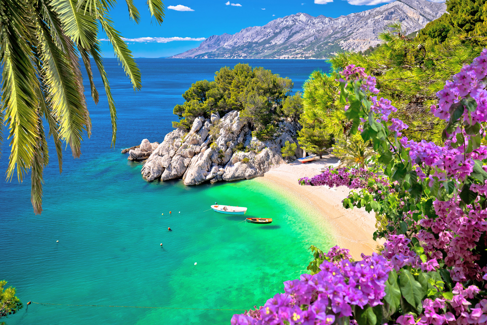 Vista aérea de la playa de Punta Rata en Brela, en la Riviera de Makarska, Croacia