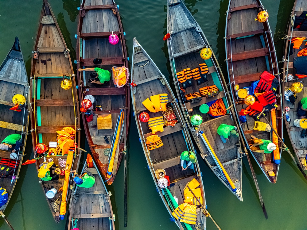 Barcas de madera en el río Thu Bon junto al casco antiguo de Hoi An