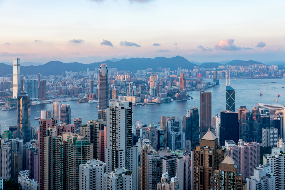Perfil urbano de Hong Kong al atardecer visto desde Victoria Peak