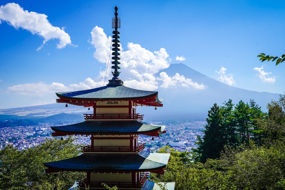 La pagoda Chureito con el monte Fuji al fondo en Fujiyoshida, Japón