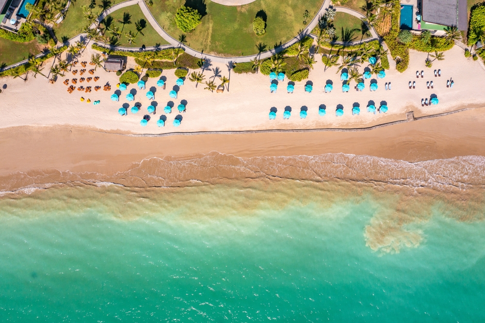 Vista aérea de la playa de Khao Lak en Tailandia