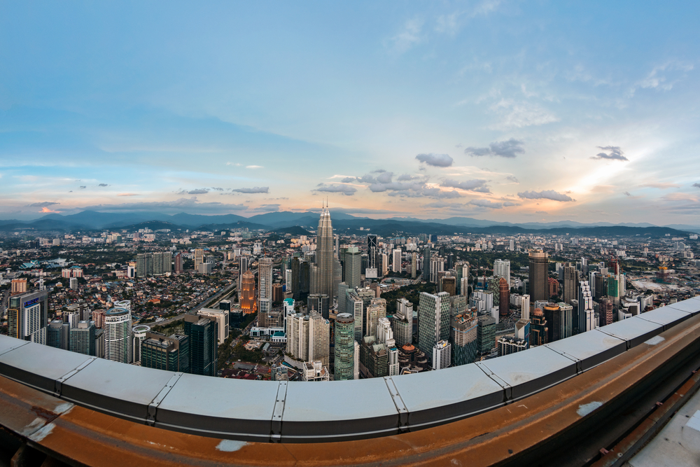 El perfil urbano de Kuala Lumpur al atardecer