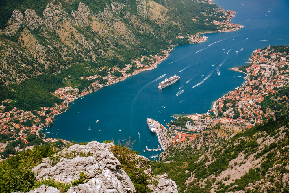 Vista de la bahía de Kotor desde la carretera de montaña entre Kotor y Lovćen