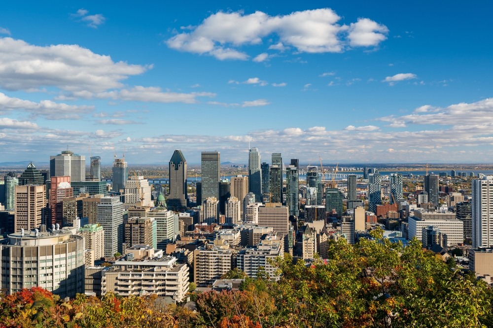 El perfil urbano de Montreal con colores de otoño visto desde el mirador Kondiaronk del Mont Royal