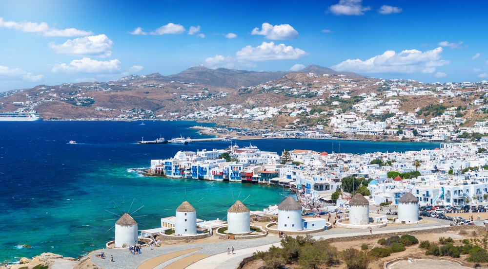 Vista entre los molinos hacia la ciudad de Mykonos y Little Venice